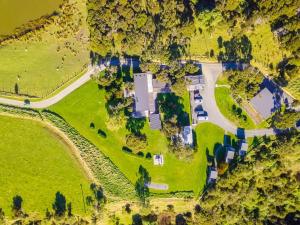 HawkeswoodLansdowne Farm的树木和道路公园的空中景观