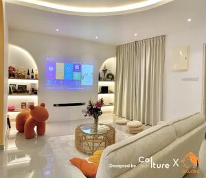 马西30-80 pax Private Event Venue - Sunset Paradise by Cowidea的带沙发和大屏幕的客厅