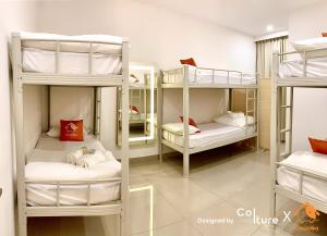 马西30-80 pax Private Event Venue - Sunset Paradise by Cowidea的客房配有4张双层床和白色枕头。