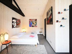 阿尔桑雷Maison Ars-en-Ré, 4 pièces, 6 personnes - FR-1-434-111的卧室配有一张床和墙上的海报