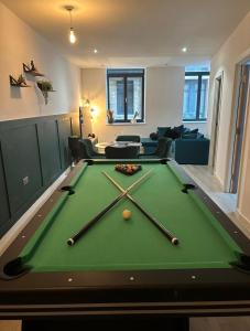 布雷得佛Dream Retreat Luxury Apartment with Super King Bed, Pool Table PS4 - Sleeps 5 Free Parking的客厅配有带球的台球桌