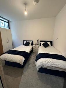 布雷得佛Dream Retreat Luxury Apartment with Super King Bed, Pool Table PS4 - Sleeps 5 Free Parking的卧室内两张并排的床