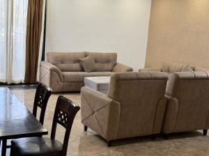 亚的斯亚贝巴Road map Guest House的客厅配有两张沙发和一张桌子