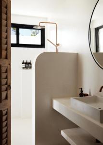 EwingsdaleVilla Riad的白色的浴室设有水槽和镜子