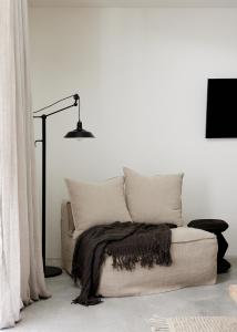 EwingsdaleVilla Riad的客厅配有一张沙发,上面有一条毯子