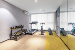 广州宜致酒店(广州番禺市桥地铁站店)的健身房设有两台跑步机和镜子