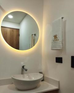 麦德林Zamá Room Hotel的白色的浴室设有水槽和镜子