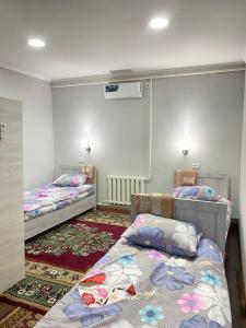 撒马尔罕Family Guest House的一间客房内配有两张床的房间