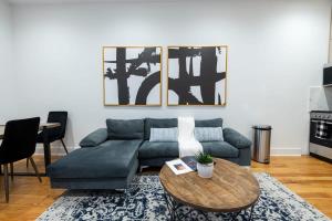 布鲁克林7-3 2BR 1Bath in Prime Park Slope的客厅配有蓝色的沙发和桌子