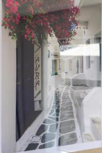 基督城Central Chch Greek Island Vibe 2bed townhouse的花在建筑物边的街道