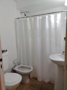 科尔多瓦Depa 900 cómodo remodelado centro cerca de todo的白色的浴室设有卫生间和水槽。
