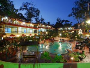 马泰兰Adamo the Resort的夜间带游泳池的度假村
