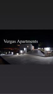 卡拉马塔Verga's Apartments的一个标牌,上面写着素食者晚上的公寓