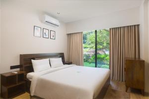 阿伯来Etereo Stays, Luxury Premium Apartments, Arpora, Goa的卧室设有白色的床和大窗户