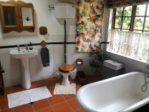 温特顿Cherbury的带浴缸、卫生间和盥洗盆的浴室