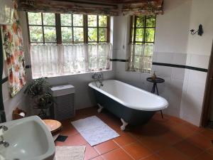 温特顿Cherbury的带浴缸和盥洗盆的大浴室