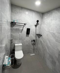 ZhudongChill Place 二馆的一间带卫生间的浴室和墙上的一部电话