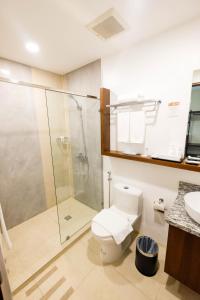 宿务Cebu Quincentennial Hotel的带淋浴、卫生间和盥洗盆的浴室