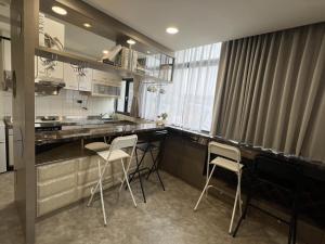 ZhudongChill Place 二馆的厨房配有柜台和椅子