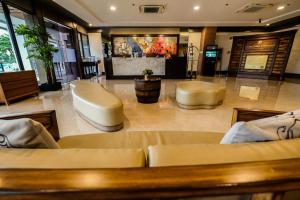 宿务Cebu Quincentennial Hotel的大楼内一个带沙发和椅子的大堂