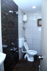 达曼HOTEL NEW RATNAKAR的一间带卫生间和水槽的浴室
