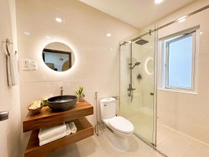 胡志明市AIRIE LIVING的一间带卫生间和玻璃淋浴间的浴室