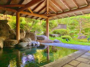 ŌyuRyumontei Chiba Ryokan的凉亭下的水池