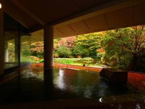 ŌyuRyumontei Chiba Ryokan的从房子内欣赏花园美景