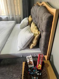 鲁亨盖里2 bedroom apartment in Musanze( Benji)的一间卧室配有一张带枕头和桌子的床