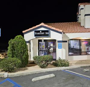二十九棕榈村Starlight Inn Joshua Tree - 29 Palms的一间小商店,上面有读三明治的标语