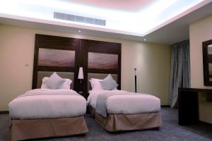 阿可贺巴Helat Hotel的一间酒店客房,房间内设有两张床