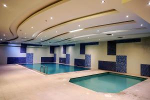 阿可贺巴Helat Hotel的游泳池,位于酒店带游泳池的房间