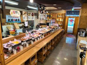 松江市Hotel Alpha-One Matsue的餐厅的自助餐点,展示着食物