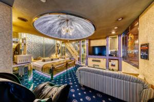 枚方Hotel Liebhaber -Adult Only的一间酒店客房,配有一张床和一台电视