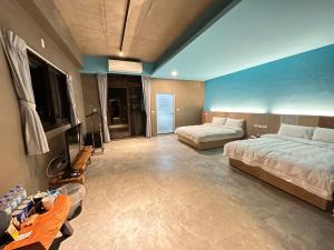 礁溪21稻香民宿的一间卧室配有两张床和电视。