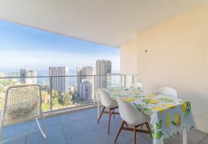 博索莱伊Superb New 2-room Apartment -parking Beausoleil的阳台的用餐室配有桌椅