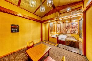 枚方Hotel Liebhaber -Adult Only的客房设有一张床和一张木桌