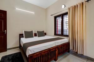 阿鲁法Collection O Addis Homes的一间卧室设有一张大床和窗户