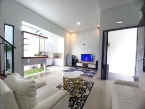 玛琅Villa Estetis di Kota Batu的客厅配有白色沙发和电视