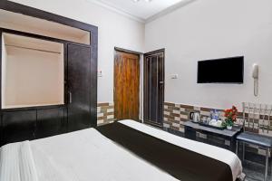 KhandagiriOYO Flagship Regal Stays的酒店客房,配有床和电视