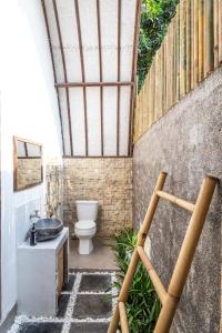 吉利阿尔Villa Bagus的一间带卫生间和水槽的浴室