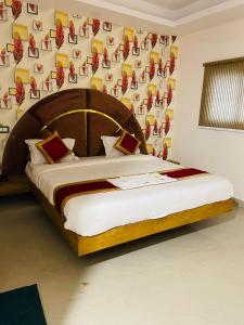 印多尔Hotel Signor的一间卧室配有一张大床和木制床头板