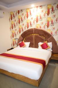 印多尔Hotel Signor的一间卧室配有一张大床和木制床头板