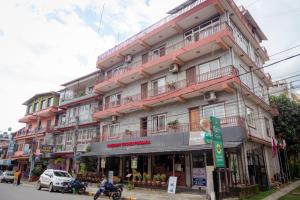 博卡拉Rosemary Homes Pokhara的街道边的大建筑