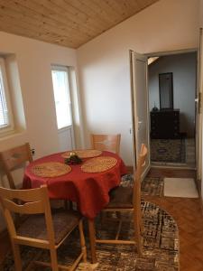普列文Апартамент Плевен的一间用餐室,配有红色的桌子和椅子