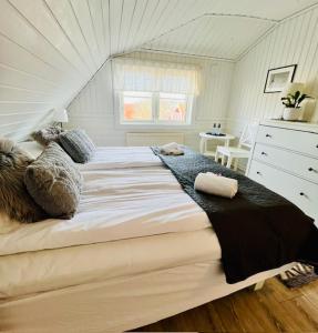 桑德港Missionshuset Bed & Breakfast的阁楼上的卧室配有一张大床