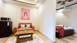 古尔冈ZEN Medicity - Hotel & Serviced Apartments Gurgaon的客厅配有沙发和1张床