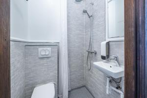 哈纳弗约德尔维京酒店的一间带水槽和卫生间的浴室