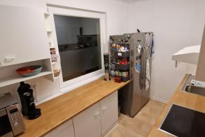 希尔德斯海姆Moritzberg-Lodge的厨房配有冰箱和木制台面