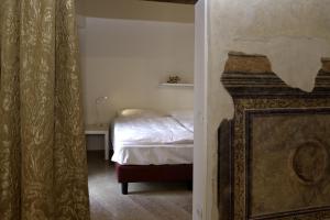 维罗纳麦当娜维罗纳公寓的一间带床的卧室,位于带窗户的房间内